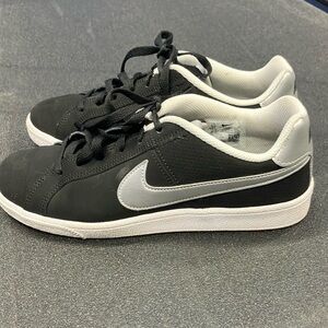 NIKE Black Silver Sneakers